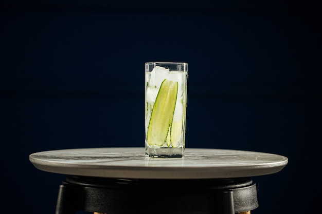 Verre de cocktail gin tonic frais avec concombre