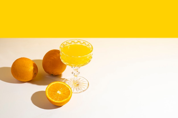 Verre de cocktail ou de jus d'orange au soleil.