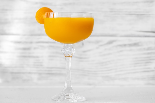 Verre de cocktail à la mangue sur fond blanc