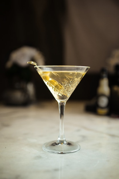 Verre de cocktail martini classique aux olives