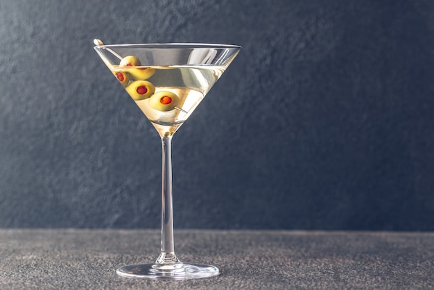 Un verre de cocktail martini