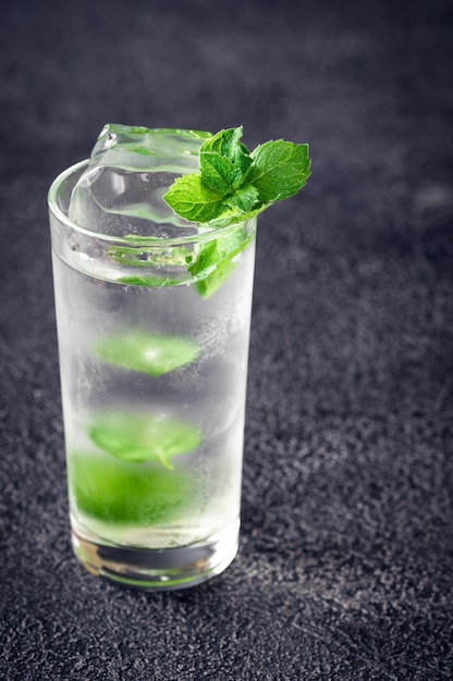 Verre de cocktail mojito sur dark