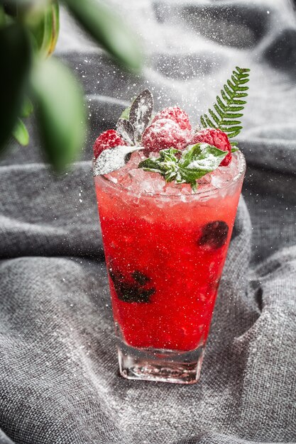 Verre avec cocktail mojito fraise au citron et menthe, boisson rafraîchissante froide