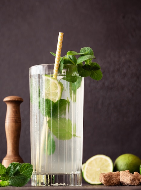 Verre de cocktail mojito avec des ingrédients sur une surface sombre