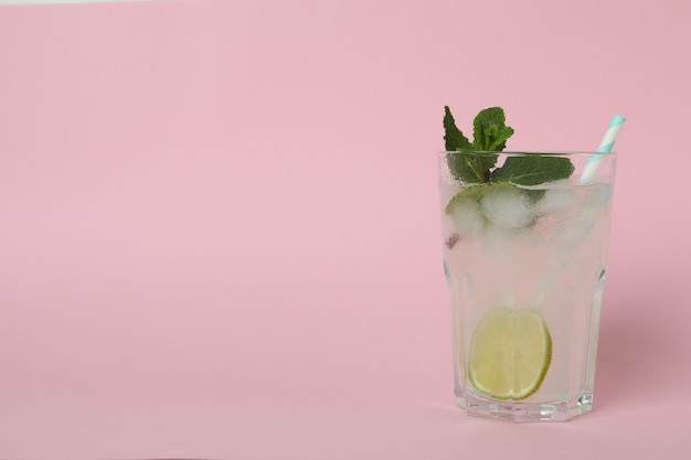 Photo verre de cocktail mojito sur surface rose