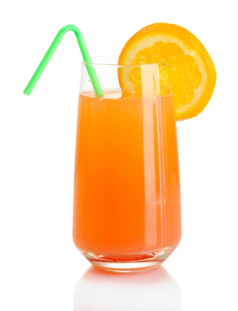 Verre de cocktail orange isolé sur blanc