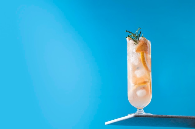 Verre de cocktail paloma frais sur fond bleu vif printemps été art boisson concept alimentaire