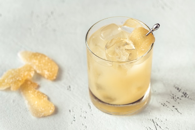 Verre de cocktail de pénicilline sur table blanche