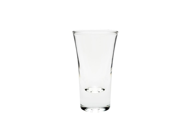 Verre à cocktail petit coup isolé sur fond blanc