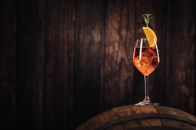 Un verre de cocktail spritz aperol décoré d'orange sur cave