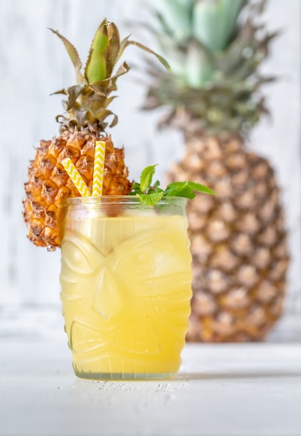 Photo verre de cocktail de style tiki ananas sur fond blanc
