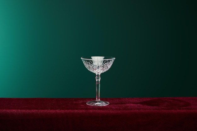 Verre à cocktail sur la surface de velours rouge isolé sur vert