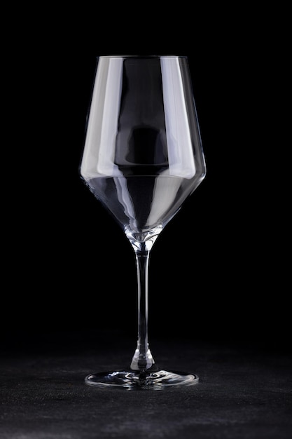 Verre à cocktail vide sur fond noir