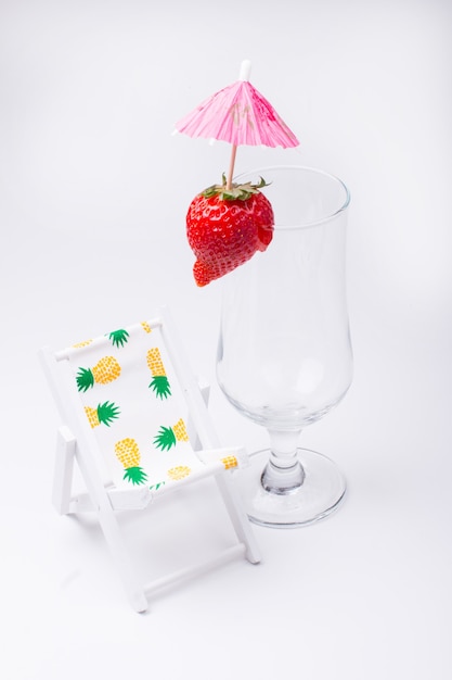 verre à cocktail vide avec des fraises rouges