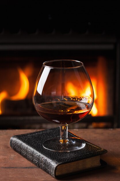 Verre de cognac devant la cheminée