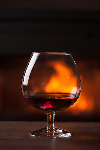 Un verre de cognac devant la cheminée