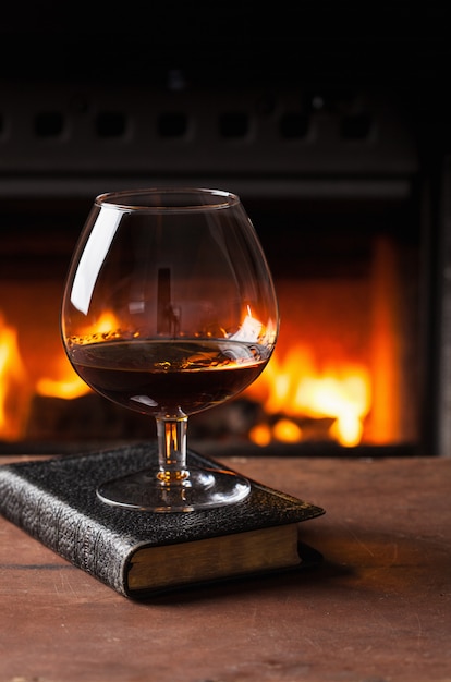 Un verre de cognac devant la cheminée