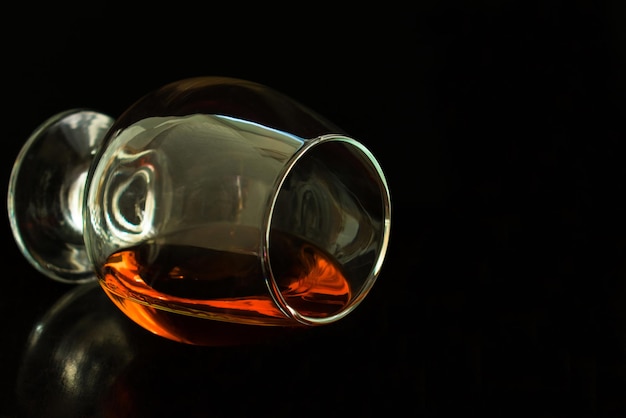 Un verre de cognac sur fond noir Copy space