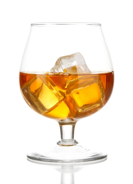 Photo verre de cognac avec de la glace isolé sur blanc