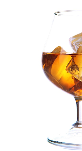 Verre de cognac avec de la glace isolé sur blanc