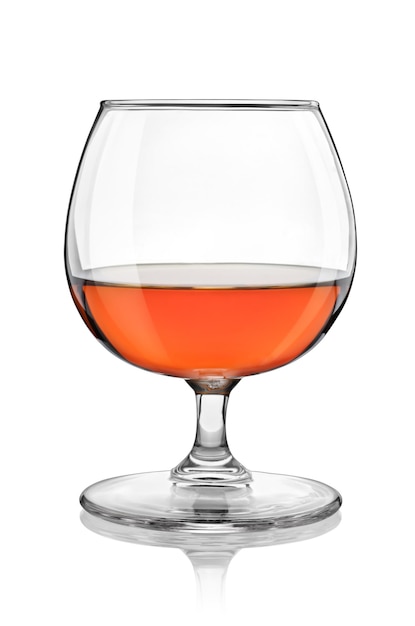 Verre de cognac isolé sur fond blanc. Chemin