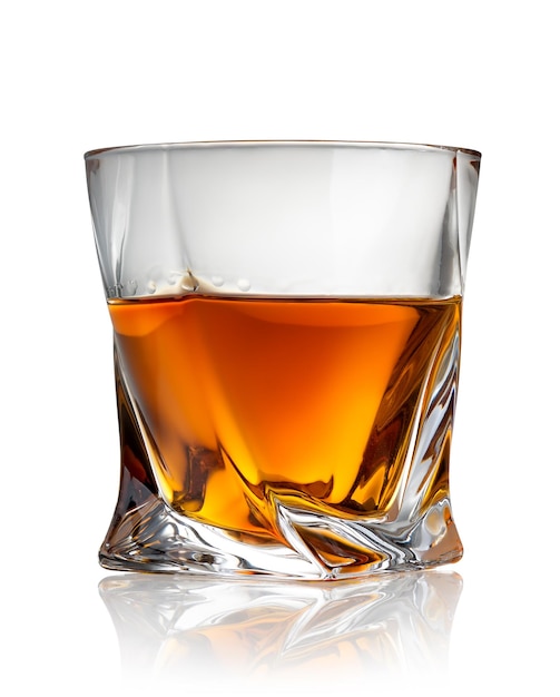 Verre de cognac isolé sur fond blanc