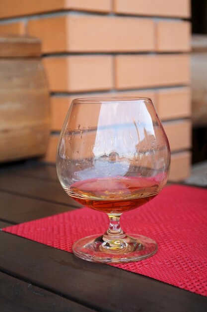 Un verre de cognac sur la table .