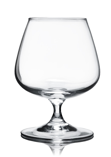 Verre à Cognac vide isolé sur fond blanc