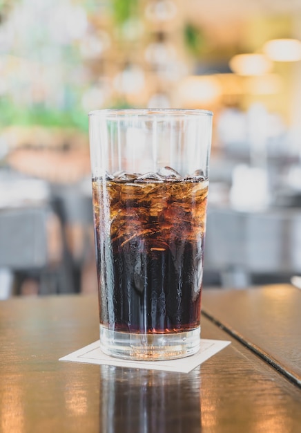 un verre de cola au restaurant