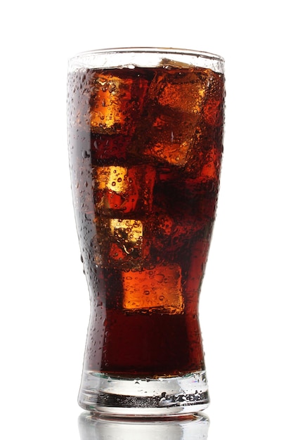 Verre de cola avec de la glace isolé sur blanc