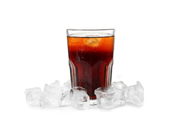 Verre de cola avec de la glace isolé sur fond blanc..