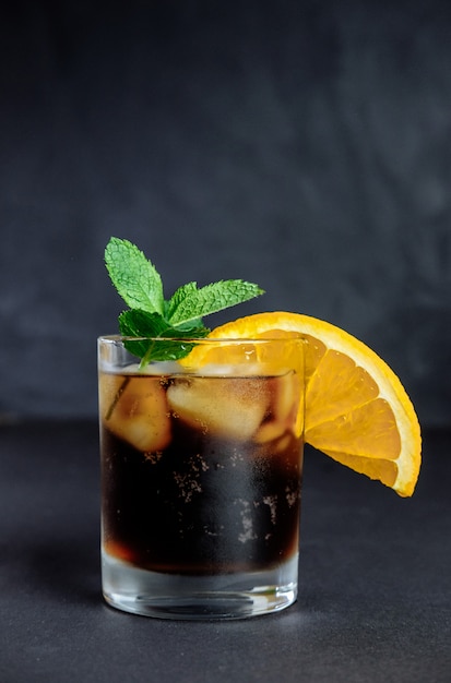 Verre de cola avec glace, menthe et citron