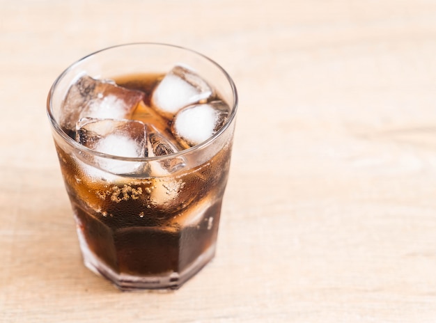 verre de cola avec glace