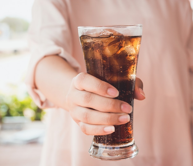 Verre de cola avec de la glace.