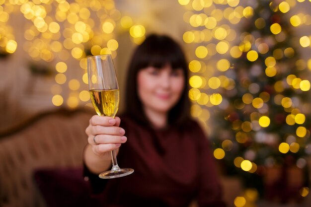 Verre de concept de Noël et du nouvel an de champagne dans la main féminine