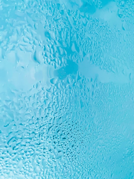 Un verre avec de la condensation sur un fond de jour de pluie