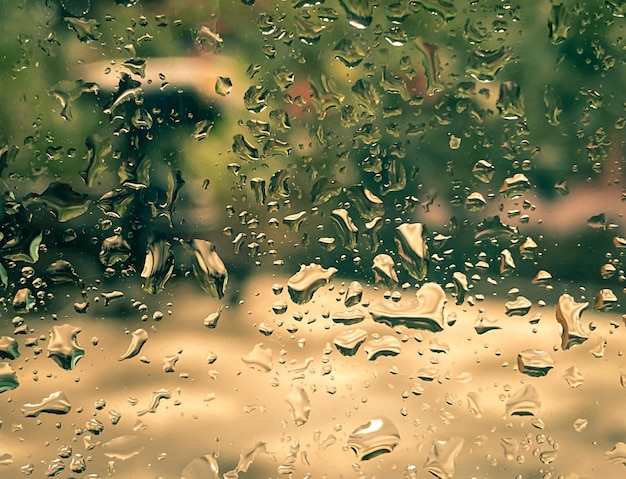 Un verre avec de la condensation sur un fond de jour de pluie