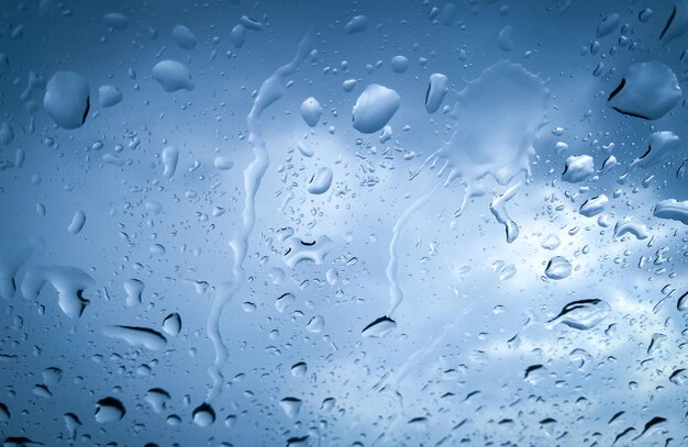 Un verre avec de la condensation un jour de pluie