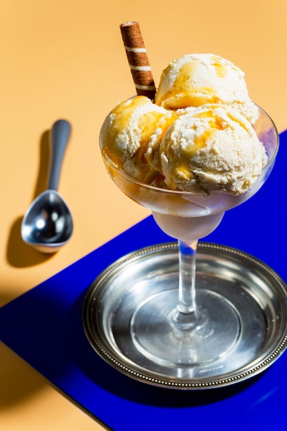 Un verre de crème glacée avec une cuillère à côté