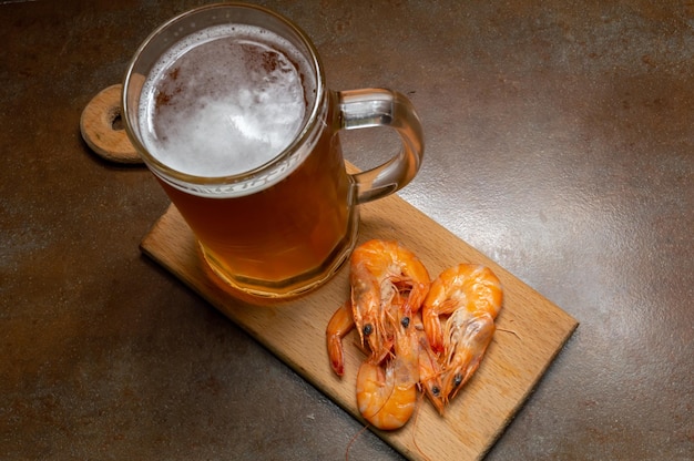 Verre avec des crevettes bouillies à la bière pour une collation