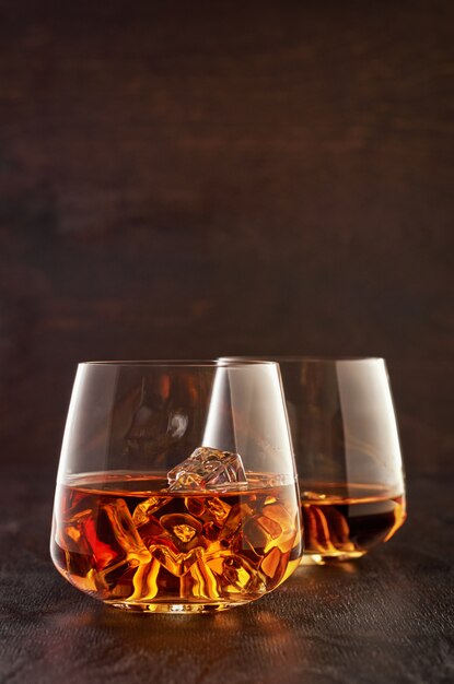 Verre de cristal avec du whisky sur une table en bois