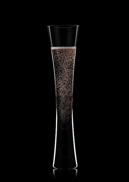 Verre de cristal de flûte de champagne rose rose avec des bulles sur fond noir