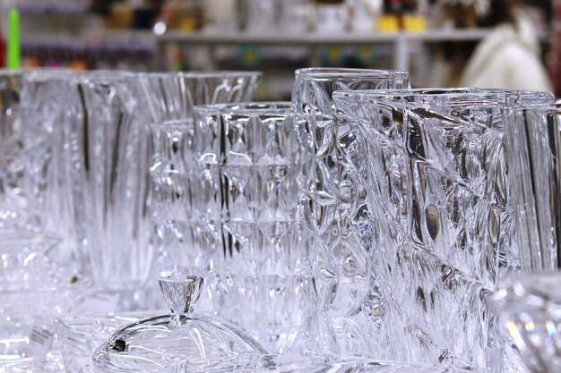 Photo verre cristal pile de verre à eau sur le comptoir du bar et prêt à l'emploi