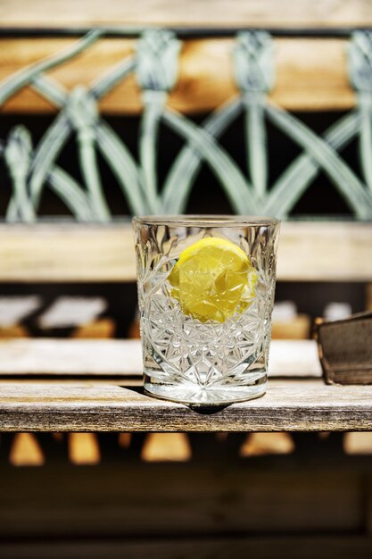 Un verre en cristal taillé avec de l'eau froide