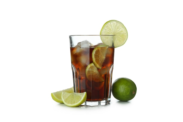 Verre de Cuba Libre isolé sur une surface blanche