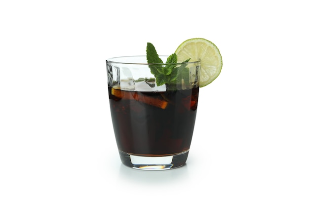 Verre de Cuba Libre isolé sur une surface blanche