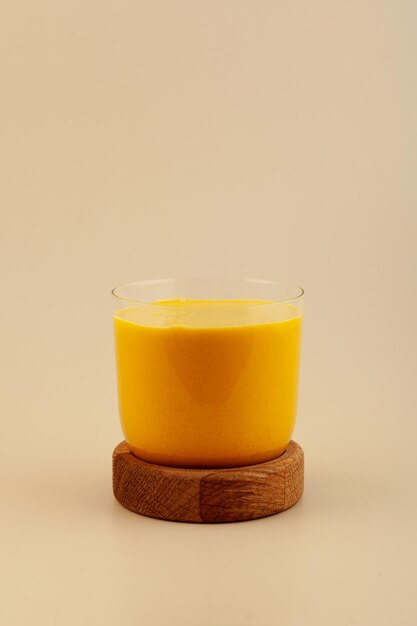 Photo verre de curcuma latte indian golden milk beverage avec du lait en poudre de curcuma et du miel