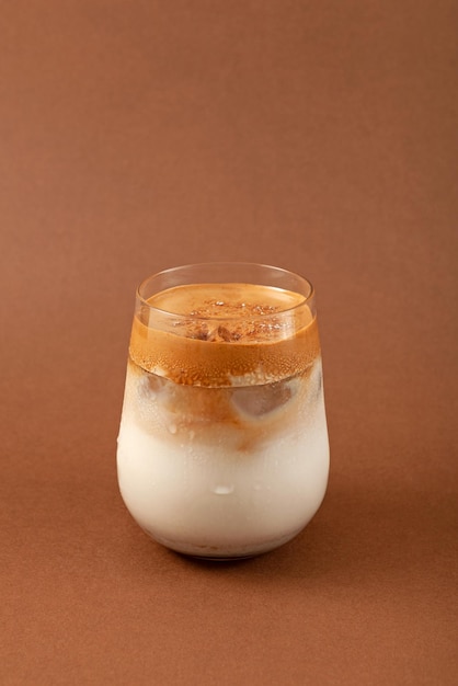 Verre de Dalgona Misugaru Latte. Boisson coréenne à base de poudre de céréales torréfiées, de lait et de café.