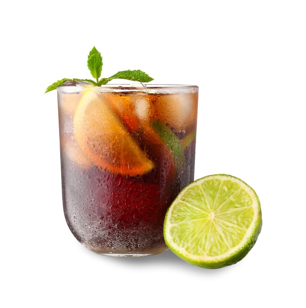 Verre de délicieux cocktail Cuba Libre sur blanc