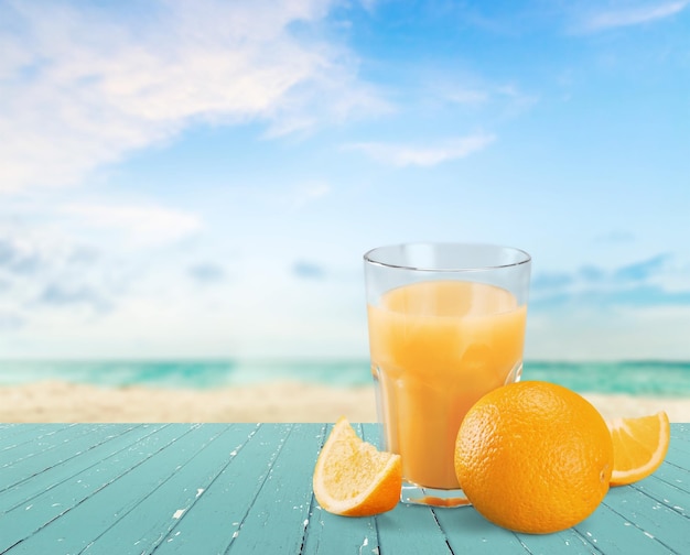 Verre de délicieux jus d'orange sur fond naturel